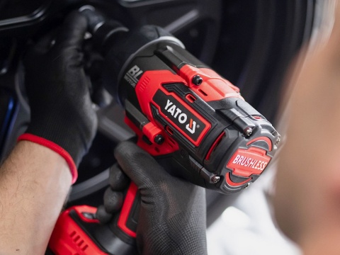 KLUCZ UDAROWY YATO 18V, 3/4'', 2400 NM – AKUMULATOR 6 AH