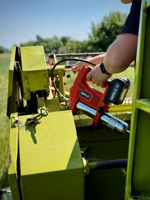 SMAROWNICA YATO 18V, 620 BAR, 284 G/MIN – AKUMULATOR 3 AH