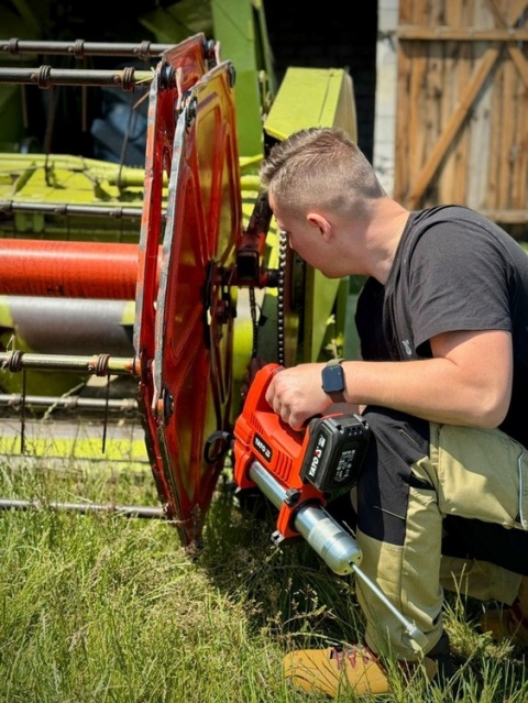 SMAROWNICA YATO 18V, 620 BAR, 284 G/MIN – BEZ AKUMULATORA