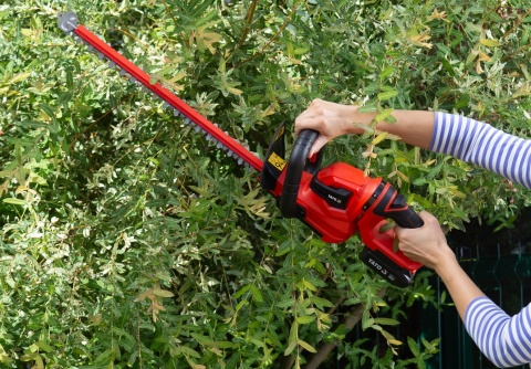 NOŻYCE DO ŻYWOPŁOTU AKUMULATOROWE YATO 18V, 45 CM, OBROTOWE – BEZ AKUMULATORA