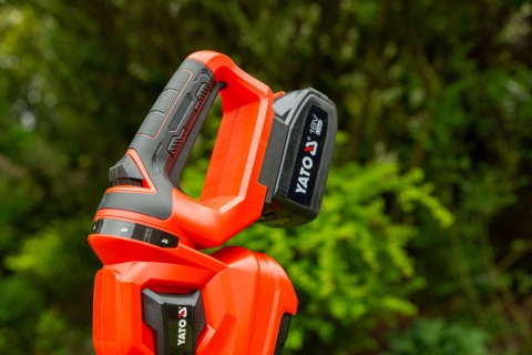 NOŻYCE DO ŻYWOPŁOTU AKUMULATOROWE YATO 18V, 55 CM, OBROTOWE – AKUMULATOR 2.0 AH