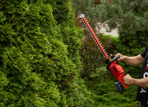 NOŻYCE DO ŻYWOPŁOTU AKUMULATOROWE YATO 18V, 55 CM, OBROTOWE – BEZ AKUMULATORA