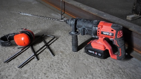 MŁOTOWIERTARKA YATO 18V SDS PLUS 2,4J Z PODKUWANIEM – BEZ AKUMULATORA