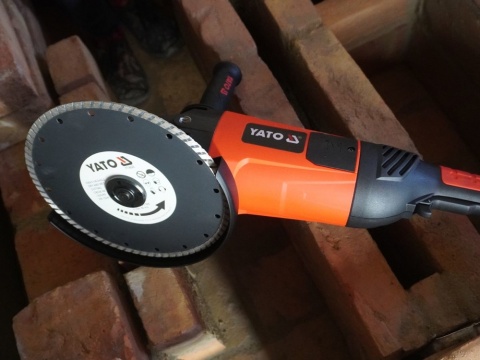 SZLIFIERKA KĄTOWA YATO 1400W 125 MM Z TYLNYM UCHWYTEM I REGULACJĄ PRĘDKOŚCI 3000–12000 OBR./MIN