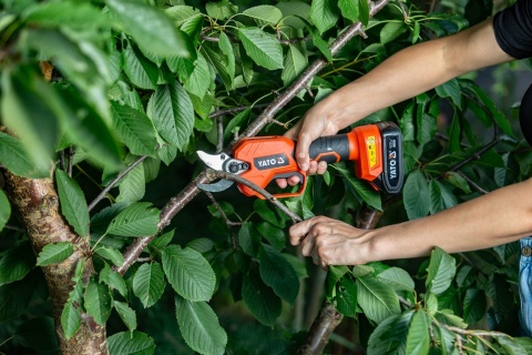 SEKATOR DO GAŁĘZI YATO 18V, 30 MM, 60 CIĘĆ/MIN - BEZ AKUMULATORA