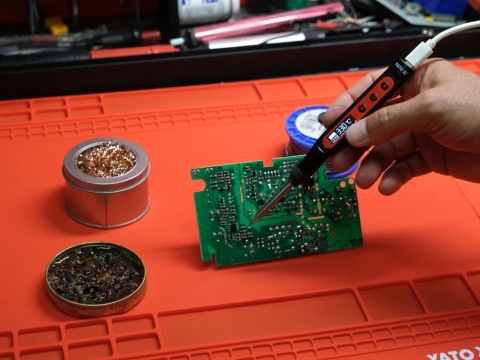 LUTOWNICA PRZENOŚNA YATO CYFROWA 65W USB-C NA GROT T12 - YT-82490