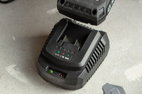 ZESTAW ENERGY+: AKUMULATOR 2AH Z ŁADOWARKĄ GRAPHITE - 58GE131-1