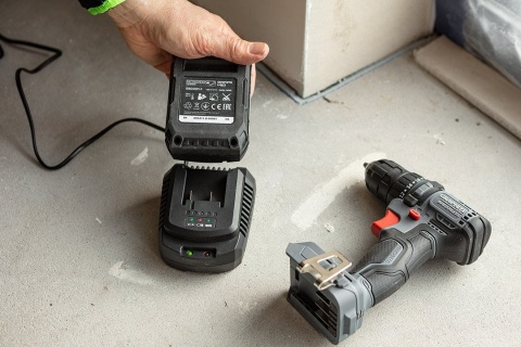 ZESTAW ENERGY+: AKUMULATOR 2AH Z ŁADOWARKĄ GRAPHITE - 58GE131-1