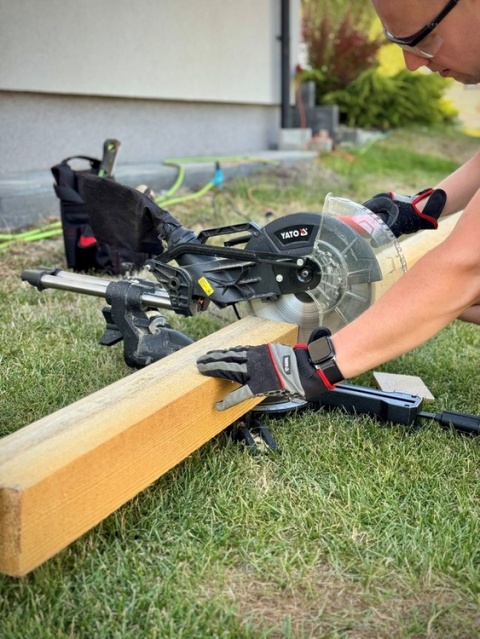 UKOŚNICA YATO 255 MM 1800W Z LASEREM DO PRECYZYJNEGO CIĘCIA - YT-82173