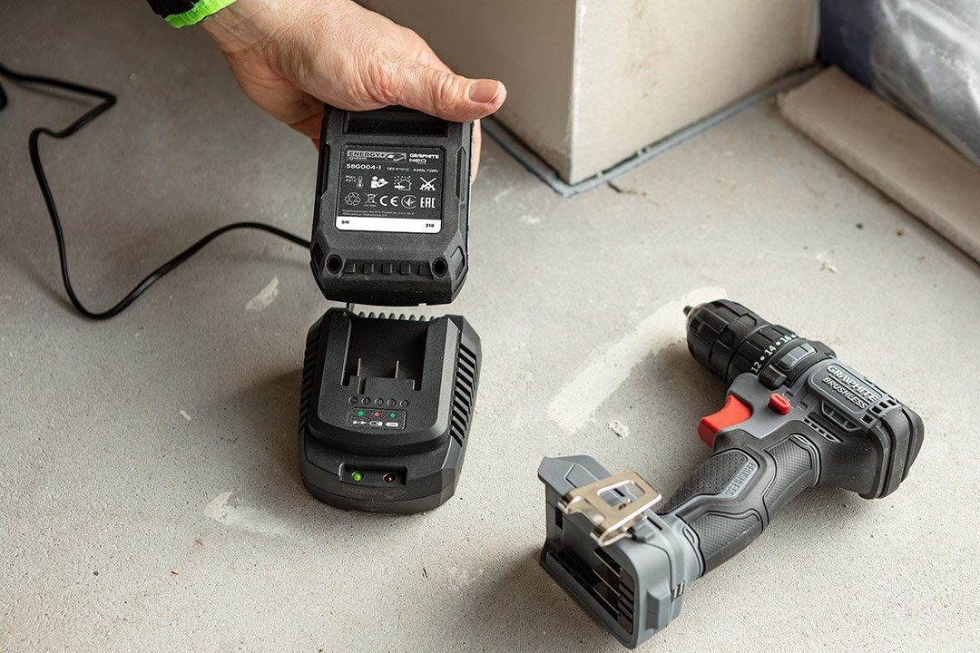 ZESTAW ENERGY+: AKUMULATOR 4AH BOOST UP Z ŁADOWARKĄ GRAPHITE - 58GE132-1 - obrazek 5